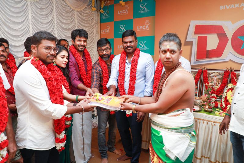 கடந்த 11ம் தேதி அன்று கோவையில் உள்ள தனியார் கல்லூரி ஒன்றில் டான் படத்திற்கான ஷூட்டிங் பூஜையுடன் ஆரம்பமானது. அந்த புகைப்படங்களும் சோசியல் மீடியாவில் வெளியாகி வைரலானது. தற்போது விஜய் தொலைக்காட்சியின் பிக்பாஸ் நிகழ்ச்சி மூலம் பிரபலமான ஒருவரும் சிவகார்த்திகேயனின் டான் படத்தில் இணைந்துள்ளார். 