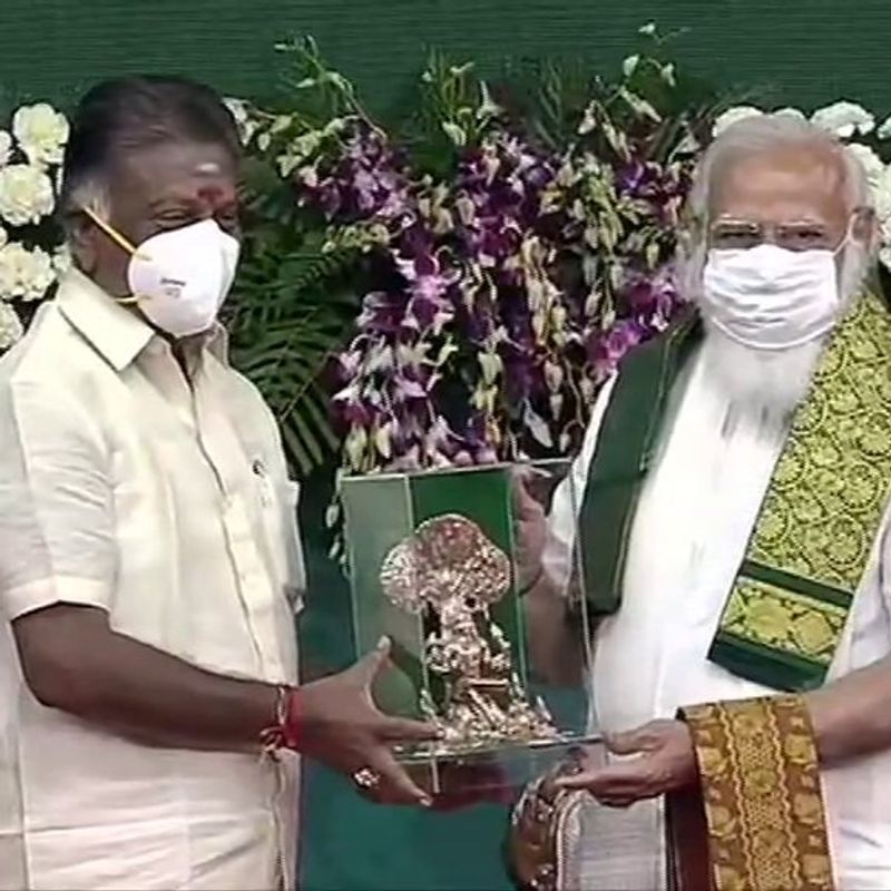 ప్రధాని మోడీని సన్మానిస్తున్న డిప్యూటీ సీఎం పన్నీరు సెల్వం