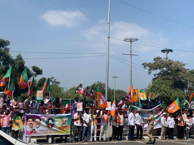 తమిళనాడులో ప్రధానికి స్వాగతం పలుకుతున్న బీజేపీ కార్యకర్తలు,. రోడ్డుకు ఇరువైపులా నిలబడి స్వాగతం పలుకుతున్న బీజేపీ శ్రేణులు