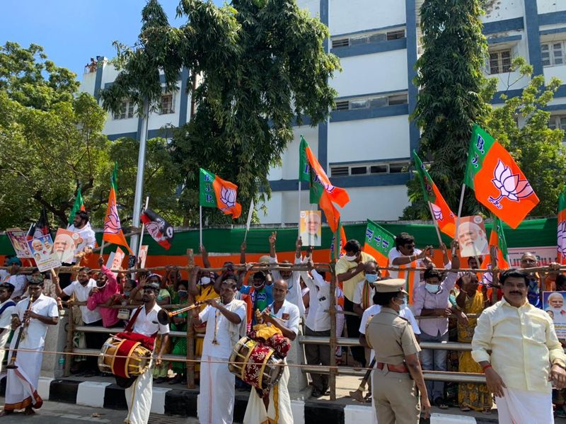 ప్రధానికి సంప్రదాయ పద్దతిలో స్వాగతం పలుకుతున్న బీజేపీ క్యాడర్