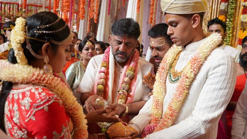 ऐश्वर्या और अमृत हेगड़े की शादी बेंगलुरु के ताज होटल में हुई। यहां बड़ी संख्या में दोनों परिवारों के लोग और रिश्तेदार मौजूद थे।