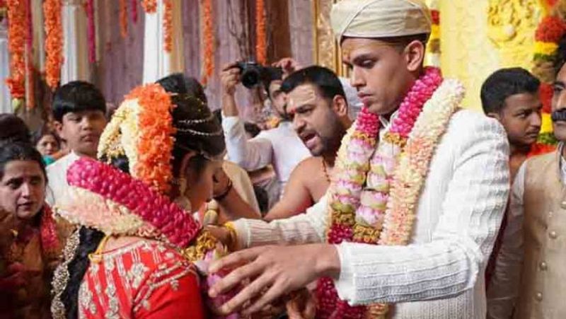 वैलेंटाइन-डे पर अमृत और ऐश्वर्या की शादी चर्चा का विषय बन गई है।