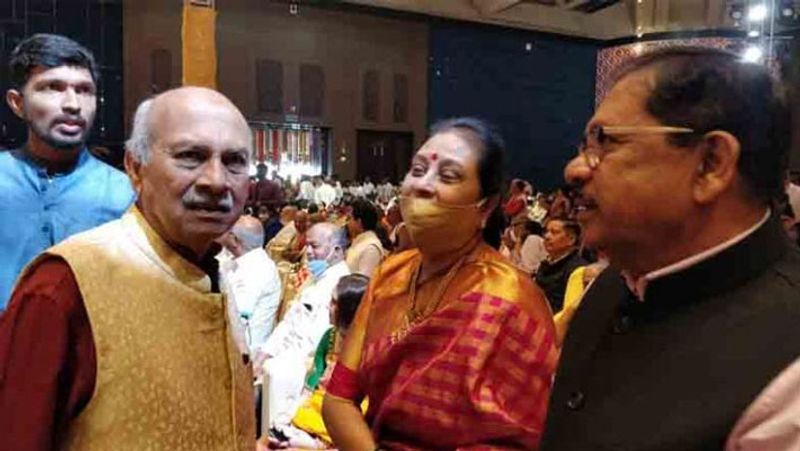 शादी समारोह में अमृत और ऐश्वर्या के परिजन। यह शादी वैलेंटाइन-डे पर कर्नाटक की सबसे चर्चित शादी है।