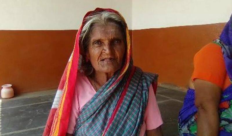 Old Age Woman 300 Rs Donate to Road Construction in Koppal grg