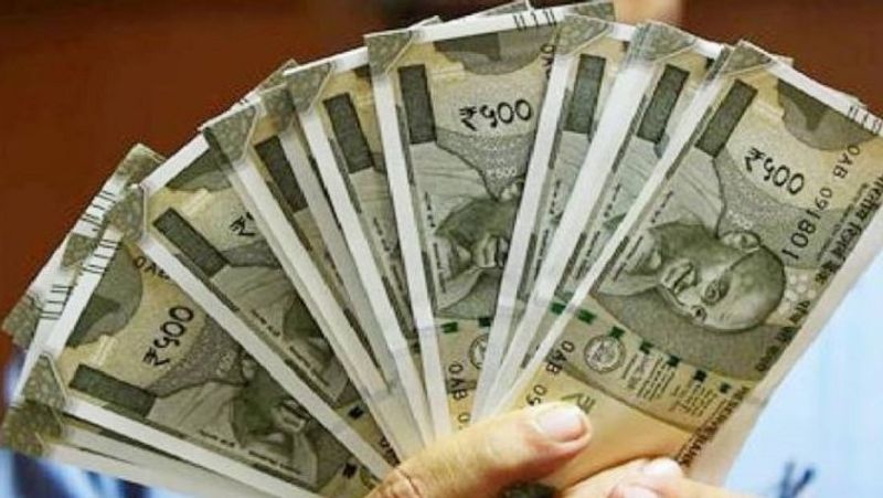 पोस्ट ऑफिस की टाइम डिपॉजिट स्कीम में 1 साल की एफडी पर 5.5 फीसदी की दर से ब्याज मिलता है। 2 साल और 3 साल की एफडी पर भी ब्याज दर 5.5 फीसदी ही है। सिर्फ 5 साल की एफडी पर ब्याज दर 6.7 फीसदी की दर से मिलता है। किसी भी बैंक में फिक्स्ड डिपॉजिट पर इतना ज्यादा ब्याज नहीं मिल रहा है। (फाइल फोटो)