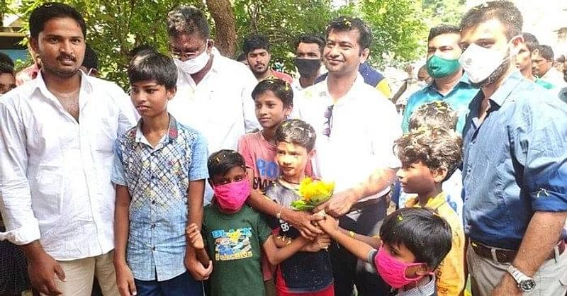 सुरेश के अफसर बनने का संघर्ष
सुरेश कहते हैं कि इससे पहले गांव वालों को हैदराबाद और किसी दूसरे शहर जाने के लिए, 3 किमी तक रेलवे लाइन के किनारे चलना पड़ता था। यहां तड़लापल्ली (Tadlapussally) रेलवे स्टेशन है। इसी बीहड़ गांव से निकल सुरेश ने अफसर बने हैं। वे बचपन में अस्थाई स्कूल में कभी-कभी पढ़ने जाते थे। लेकिन, एक जमींदार उनकी देखभाल और पढ़ाई-लिखाई का खर्च उठा लिया।
वह कहते हैं, “सुरेश बेहद गरीब मजबूर परिवार से थे उनके दादा जमींदार के खेत में काम करते थे। जमींदार ने पोते को देख घरेलू कामों के लिए रखने की बात कही। और इस तरह सुरेश उस जमींदार के घर छोटे-मोटे काम करने लगे। जमींदार ने सुरेश की पढ़ाई और देखभाल के लिए आर्थिक मदद करने की भी बात कही थी। इसके बाद सुरेश के दादा राजी हो गए और वह जमींदार के घर पर काम करने लगे।