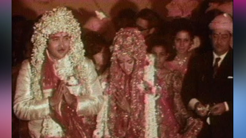 परिवार खिलाफ था बावजूद इसके रणधीर और बबिता का प्यार परवान चढ़ता रहा। बबिता से शादी के लिए रणधीर ने शर्त रखी कि इसके लिए उन्हें अपना फिल्मी करियर छोड़ना पड़ेगा। प्यार के लिए बबिता ने फिल्मों से दूरी बना ली। दोनों ने 1971 में शादी कर ली।