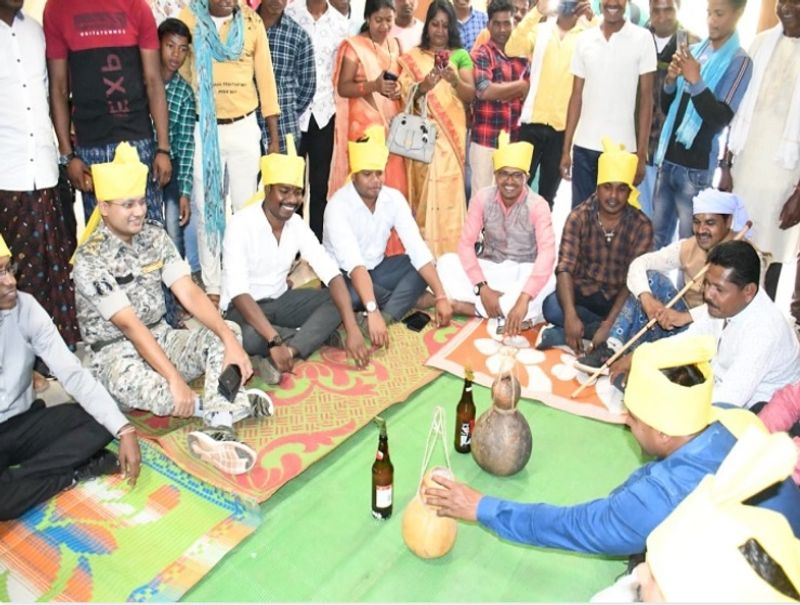 मुस्केल गांव का रहने वाला रतन ने बताया कि अब वो अपने बचपन के प्यार जानकी के साथ परिणय सूत्र में बंध चुका है। रतन ने हथियार के साथ सरेंडर किया था। वह बताता है कि जानकी से बहुत प्यार करता है। बचपन से ही जब प्यार की शुरुआत हुई तो शादी की ठान रखी थी। इस बीच वह नक्सल संगठन में चला गया।
