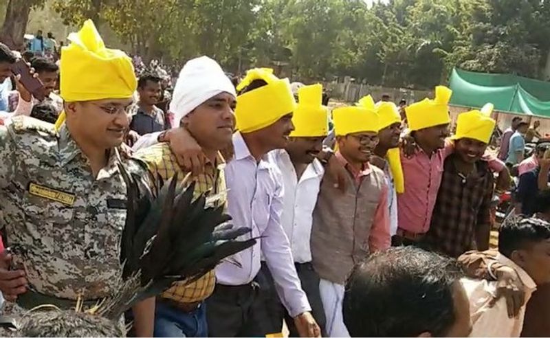मीडिया रिपोर्ट्स के मुताबिक कभी गांव की उन सड़कों को इन्होंने काटा जहां से फोर्स के लोग आना-जाना करते थे। नफरत और हिंसा के माहौल में दोनों के बीच प्यार पनपा। अब पुलिस ही उनकी मददगार साबित हुई।
