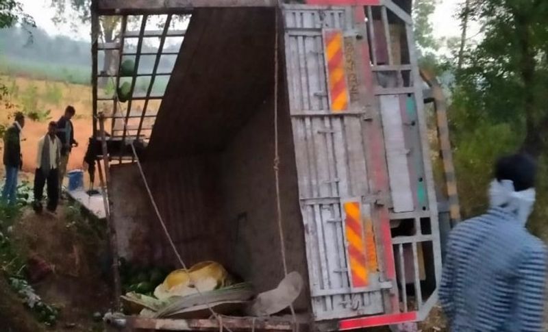 मौके पर पहुंची पुलिस ने मामले के बारे में बताया कि ट्रक में 21 मजदूर सवार थे तो मजदूरी करने के लिए जलगांव जा रहे थे। लेकिन यवल के पास पहुंचते ही ट्रक पलट गया है। फिलहाल यह वजह सामने नहीं आ पाई है कि ट्रक किस वजह से पलटा है।
