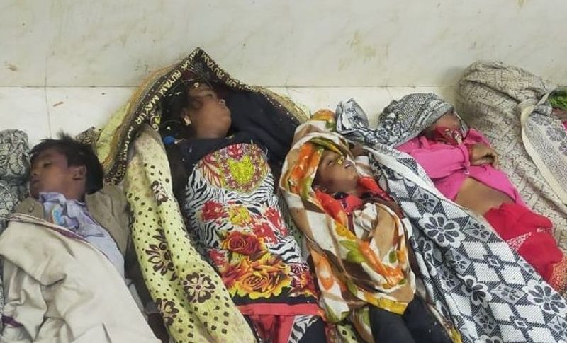दरअसल, यह भीषण एक्सीडेंट रात करीब एक बजे अंकलेश्वर-बुरहानपुर स्टेट हाइवे पर किंगांव के पास हुआ। जहां पपीता ले जा रहे ट्रक ने अचानक मोड़ पर अपना नियंत्रण खो दिया और पलट गया। पपीते से भरे ट्रक में कई मजदूर भी सवार थे। बताया जा रहा है कि सड़क पर कई गड्ढे हैं जिस वजह से हादसा हुआ। पुलिस मौके पर पहुंची और ट्रक को क्रेन के जरिए सीधा किया गया, लेकिन इसके बाद भी 16 लोगों की जिंदगी नहीं बचा सके।