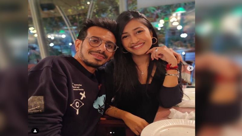 <p>বিয়ের কয়েক দিন পরই হানিমুনের জন্য দুবাই পাড়ি দিয়েছিলেন ভারতীয় ক্রিকেটার ও ইউটিউবার জুটি।<br />
</p>