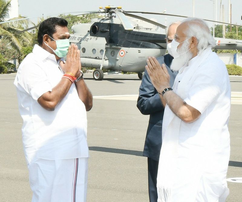 அங்கு பிரதமர் மோடியை ஆளுநர் பன்வாரிலால் புரோகித், முதல்வர் எடப்பாடி பழனிசாமி, துணை முதல்வர் ஓ.பன்னீர்செல்வம், அமைச்சர்கள் வரவேற்பு அளித்தனர். 