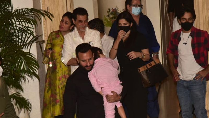 बेटे तैमूर को गोद में लिए नजर आए सैफ अली खान। इस मौके करीना कपूर, संजय कपूर और महीप कपूर भी दिखे।