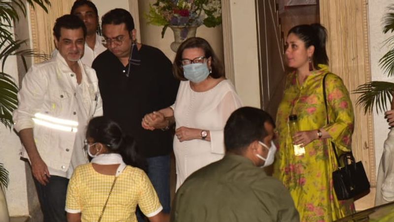 मां बबिता के साथ नजर आई प्रेग्नेंट करीना कपूर। खबरों की मानें तो करीना अपने पापा के जन्मदिन पर ही अपने दूसरे बच्चे को जन्म देगी।