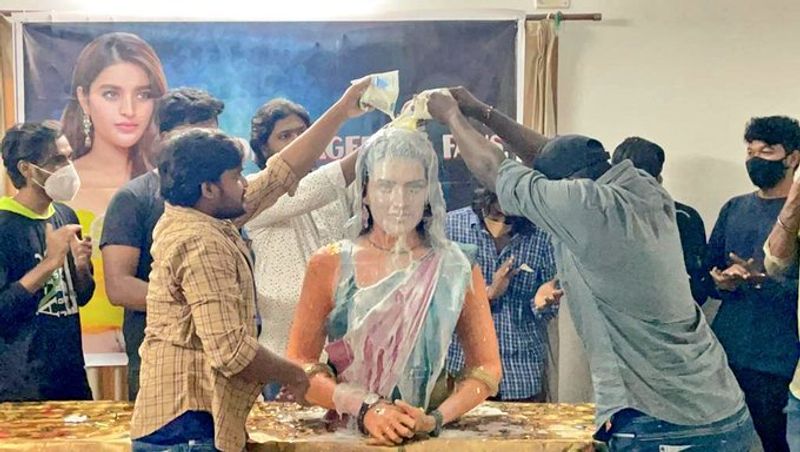 
இவர் நடிப்பில் முழுசாக மூன்று படங்கள் கூட தமிழில் இன்னும் வெளியாகாத நிலையில்... இவருக்கு சென்னையில் உள்ள ரசிகர்கள் கோவில் காட்டியுள்ளது, ஆச்சர்யப்படுத்தியுள்ளனர். 