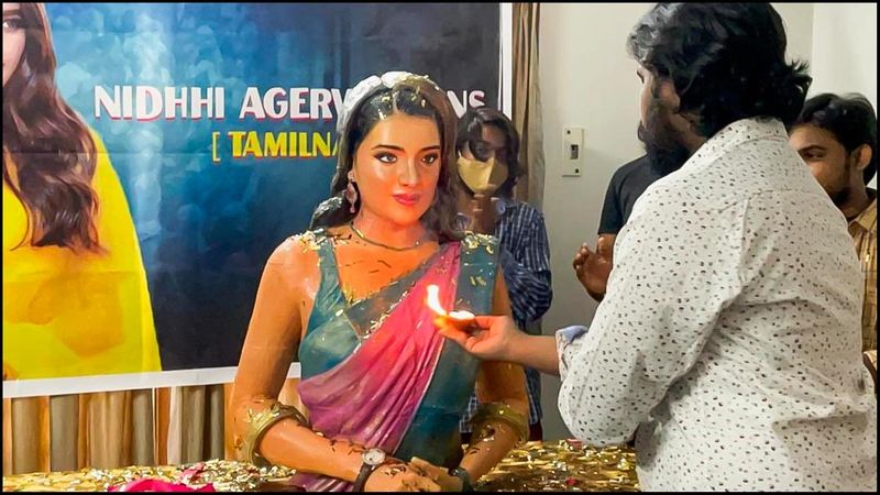 
அச்சு அசல்... நிதி அகர்வால் போலவே சிலை அமைத்து, அதற்க்கு பாலபிஷேகம், கற்பூர தீபாராதனை என அதகளம் செய்துள்ளனர் ரசிகர்கள். இதுகுறித்த புகைப்படங்கள் தற்போது சமூக வலைத்தளத்தில் வைரலாகி வருகிறது.