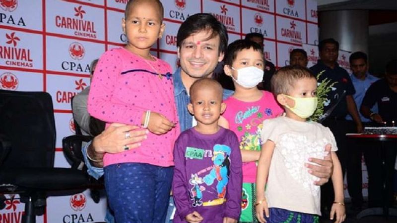 इस तस्वीर में बॉलीवुड अभिनेता विवेक ओबेराय कैंसर पीड़ित बच्चों के साथ दिखाई दे रहे हैं। बता दें कि विवेक पिछले 18 सालों से कैंसर पीड़ित बच्चों के लिए काम कर रहे हैं। विवेक 2004 में कैंसर पेशेंट्स एंड एसोसिएशन (CPAA) के साथ जुड़ गए थे। वे अब तब 2.5 लाख से ज्यादा कैंसर पीड़ित बच्चों का मदद कर चुके हैं।