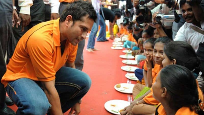पूर्व क्रिकेटर सचिन तेंदुलकर भी ‘अपनालय’ नाम से एक एनजीओ चलाते है। इसमें सिर्फ बेघर बच्चों का पालन-पोषण ही नहीं होता, उन्होंने 300 से ज्यादा कैंसर पीड़ित बच्चों का इलाज भी करवाया है। 