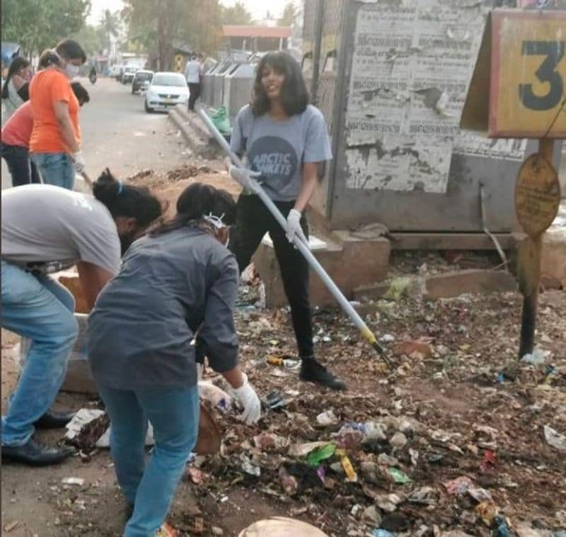 गिरफ्तारी के बाद कौन कर रहा विरोध?
गिरफ्तारी की निंदा करते हुए पूर्व केंद्रीय मंत्री और दिग्गज कांग्रेस नेता पी चिदंबरम ने कहा, माउंट कार्मेल कॉलेज की 22 साल छात्रा और जलवायु कार्यकर्ता दिशा रवि देश के लिए खतरा बन गई हैं? क्या किसी किट को शेयर करना भारतीय क्षेत्र में चीनी सैनिकों द्वारा घुसपैठ से कहीं अधिक खतरनाक है? यह दुखद है कि दिल्ली पुलिस उत्पीड़कों का औजार बन गई है।
