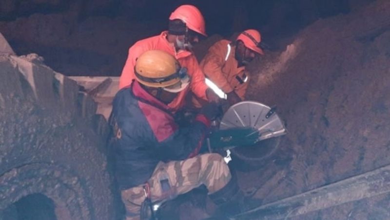NTPC की टनल में फंसे लोगों को निकालने लगातार रेस्क्यू जारी है। लेकिन अंदर इतना मलबा भरा हुआ है कि उसे निकालने में पसीना छूट रहा है। मलबे के कारण रेस्क्यू की गति प्रभावित हो रहा है।