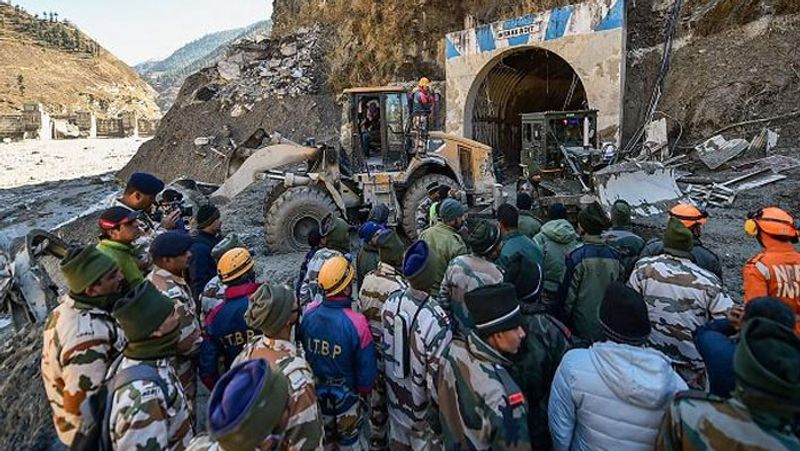 हादसे में अब तक 54 लोगों के शव मिल चुके हैं। इनमें सबसे ज्यादा तपोवन में NTPC की टनल और रैणी गांव से मिले। माना जा रहा है कि टनल में अभी भी 32 लोग फंसे हुए हैं। 