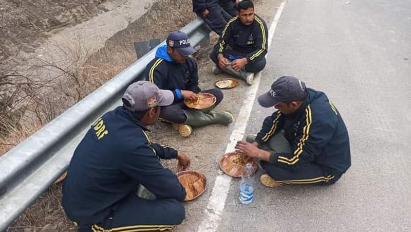 रेस्क्यू टीम लगातार काम कर रही है। आपदा के बाद अभी भी आसपास के कई गांवों का संपर्क टूटा हुआ है। आईटीबीपी राहत कैंप लगाकर लोगों को मदद दे रही है। बता दें कि ग्लेशियर टूटने के बाद तपोवन स्थित NTPC की टनल में गीला मलबा भर गया था।
(रेस्क्यू के बीच टीम ऐसे खाना खा रही है)