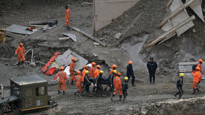 टनल में रेस्क्यू के दौरान टीम। रेस्क्यू टीम में सेना के जवान भी जुटे हुए हैं।