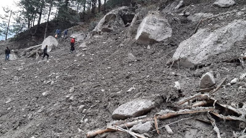 बता दें कि 7 फरवरी यानी रविवार की सुबह करीब 10 बजे समुद्र तल से करीब 5600 मीटर की ऊंचाई पर 14 वर्ग किलोमीटर क्षेत्र का ग्लेशियर टूटकर गिर गया था। इससे धौलीगंगा और ऋषिगंगा में बाढ़ की स्थिति बन गई। NTPC की टनल में इतना मलबा भरा हुआ है कि उसे निकालने में काफी वक्त लग रहा है।