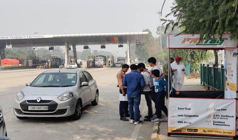 पहली बार फास्टैग खरीदने के लिए आपको सौ रूपये देने ही होंगे। इसके अलावा अलग-अलग बैंक अपने चार्जेस को इसमें जोड़कर आपसे पैसे मांगेगा। इसके साथ जुड़ेगा सिक्युरिटी अमाउंट। ये अमाउंट अलग -अलग वाहन के लिए अलग है। 