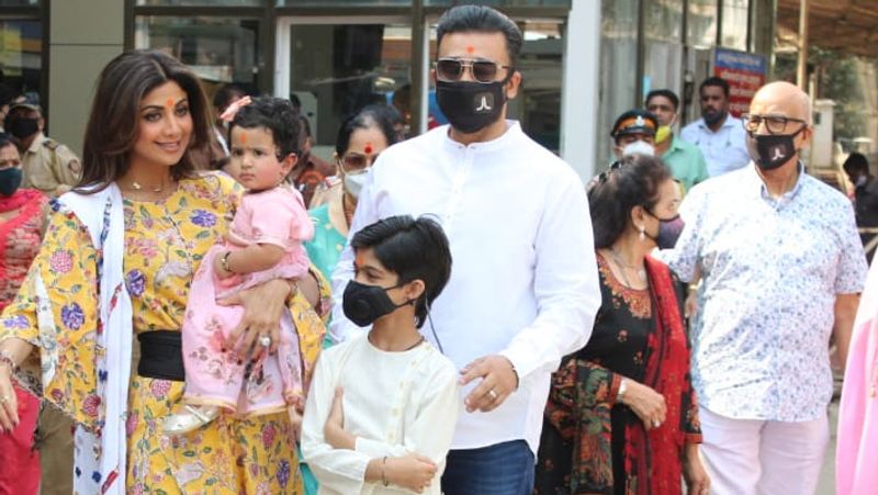 वहीं, राज कुंद्रा ने बेटी का झूला झूलते हुए एक वीडियो शेयर करते हुए लिखा- तुम मां की बेटी हो सकती हो, लेकिन तुम्हारे अंदर पंजाबी जीन्स आए हैं। जन्मदिन मुबारत मेरी एंजल, समीशा। तुम हमारे परिवार को पूरा करती हो और उन तारों को छूती हो, जिनके बारे में मैं समझता था कि है ही नहीं। समीशा तुम एक साल की हो गई हो, मुझे यकीन ही नहीं हो रहा है कि समय कैसे उड़ गया।