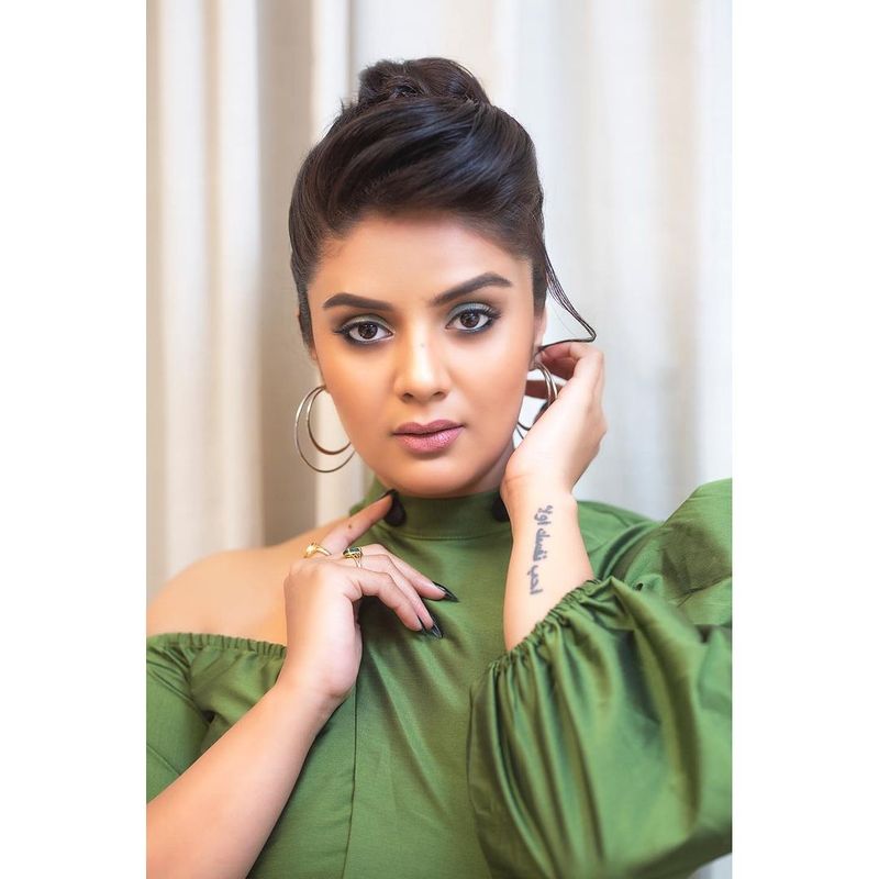 నటిగా, యాంకర్ గా తనను ఆదరించారని, బిజినెస్ వుమెన్ గా కూడా సక్సెస్ చేయాలని ఆమె అభిమానులకు కోరడం జరిగింది. ఓ స్టైలిష్ ఫోటో షూట్ చేసిన శ్రీముఖి సుదీర్ఘ సందేశం పంచుకున్నారు.
