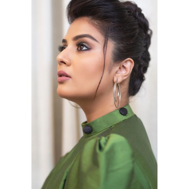 కెరీర్ ని సక్సెస్ ఫుల్ గా నడిపిస్తూనే విరామం దొరికినప్పుడల్లా విహారాలకు చెక్కేస్తోంది శ్రీముఖి. ఇటీవల ఫ్రెండ్స్ తో కలిసి గోవా ట్రిప్ కి వెళ్ళింది ఆమె.