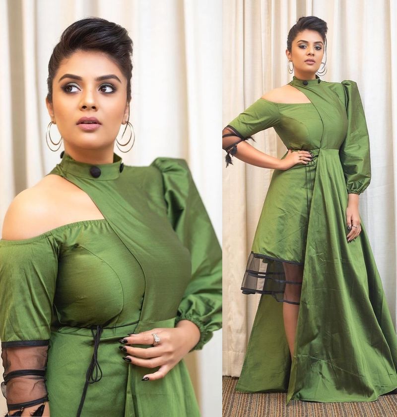 ఏదిఏమైనా రెండు చేతులా సంపాదిస్తూ శ్రీముఖి చాలా మందికి స్ఫూర్తిగా నిలుస్తున్నారు.