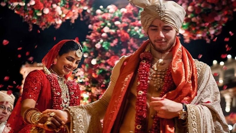 प्रियंका चोपड़ा ने अमेरिकी सिंगर निक जोनास के साथ 1-2 दिसंबर 2018 को शादी की थी। शादी में प्रियंका ने लाल रंग का लहंगा पहना था। लहंगे पर ओवरऑल सीक्वंस और क्रिस्टल वर्क था, जो उसमें ब्लिंग एलिमेंट ऐड कर रहा था। इसकी कीमत करीब 18 लाख रुपए बताई जाती है।