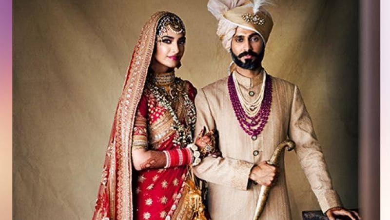 सोनम कपूर ने बिजनेसमैन आनंद आहूजा से 8 मई, 2018 को शादी की थी। उन्होंने शादी में ज्यादा भरी हुई एम्ब्रॉइडरी और सीक्वंस वर्क को अवॉइड किया था। उनके लाल लहंगे पर गोल्डन स्टार और कमल के फूल बनाए गए थे। सोनम के इस लहंगे की कीमत करीब 70 लाख रुपए थी।