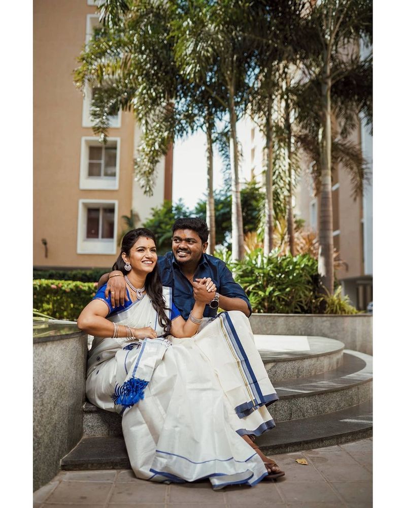 சோசியல் மீடியாவில் படு ஆக்டிவாக இருக்கும் இவர் காதலர் தினத்தன்று புகைப்படத்துடன் வெளியிட்ட நல்ல செய்தி ரசிகர்களை மகிழ்ச்சியில் ஆழ்த்தியுள்ளது. திருமணமாகி பல ஆண்டுகளுக்குப் பிறகு குழந்தை பிறக்க உள்ளதை தெரிவித்துள்ளார்.
