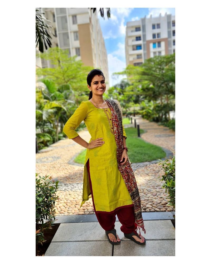 புதுக்கோட்டையிலிருந்து சரவணன், கிழக்கு கடற்கரை சாலை உள்ளிட்ட படங்களில் நடித்தவர் ஸ்ரீதேவி அசோக். செல்லமடி நீ எனக்கு என்ற சீரியல் மூலமாக சின்னத்திரையில் அடியெடுத்து வைத்தார். 
