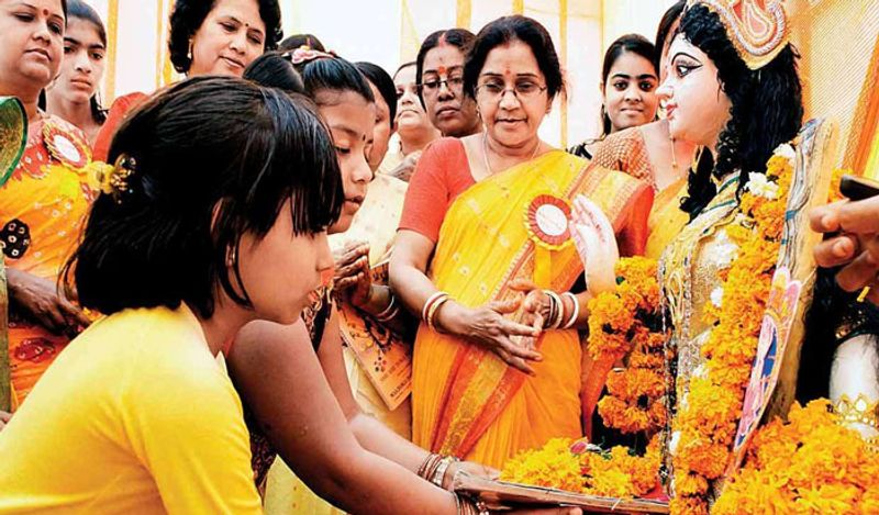 वसंत पंचमी में पीले रंग का काफी महत्व होता है। पीले रंग को प्रकृति की प्रतिभा और जीवन की जीवंतता का प्रतीक माना जाता है। जिस समय वसंत पंचमी पड़ती है, प्रकृति अपने चरम पर नए जीवन का स्वागत कर रही होती है। पेड़ों में जहां नए पत्ते आते हैं वहीं सर्दियाँ भी विदा होने लगती है। 