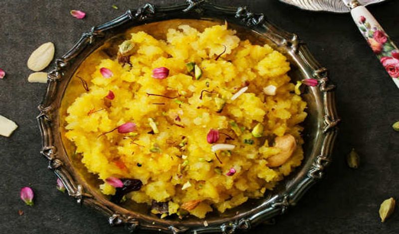 माता सरस्वती को कई जगह केसरी हलवा और मीठे चावल का भोग लगता है। इसमें हलवे और चावल दोनों में केसर का इस्तेमाल कर उसका रंग पीला कर दिया जाता है। ऐसा नार्थ इंडिया में ज्यादा किया जाता है। 