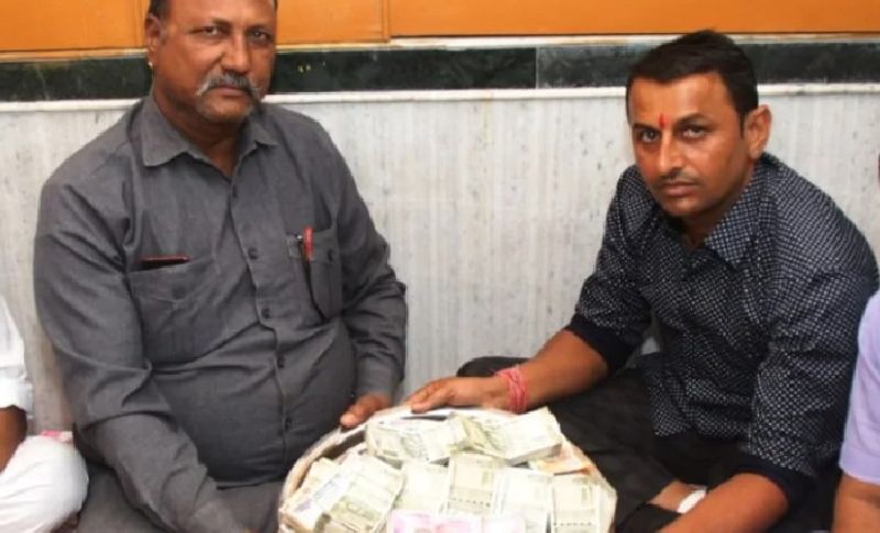 निधि जुटाने वाले हेमंत गोष्ट ने विजय सिंह गौड़ को कहा कि पहले आप अपनी पत्नी का विधि-विधान से अंतिम संस्कार कर लीजिए उसके बाद उनकी अंतिम इच्छा पूरी कर देना। इसके बाद युवक ने अपने परिजनों की सहमति से पत्नी के सारे गहने को 7 लाख रुपए से ज्यादा कीमत में बेच दिया। फिर उन रुपयों को उसने समर्पण निधि जुटाने वाली समीति को दान कर दिए।