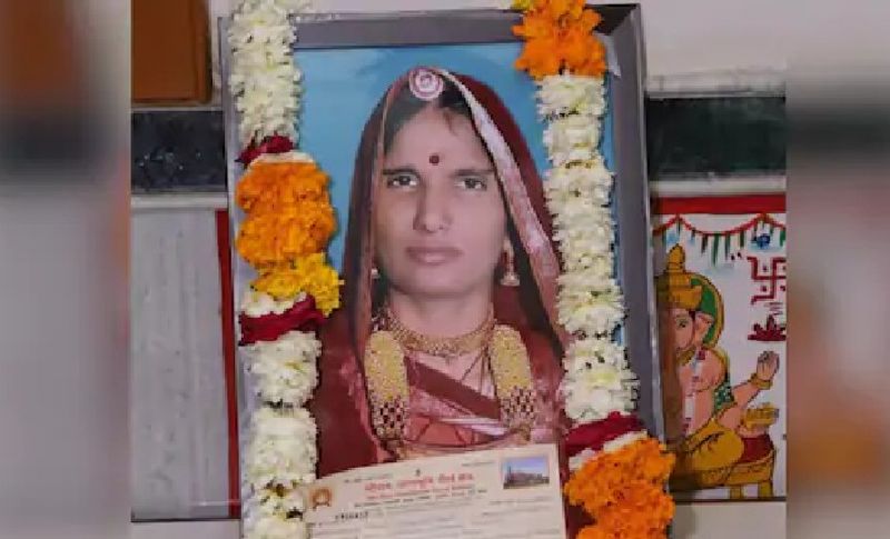 दरअसल, यह अनोखा मामला जोधपुर शहर का है। जानकारी के अनुसार समर्पण निधि जुटाने वाले शहर के आरएसएस के प्रांत प्रचार प्रमुख हेमंत गोष्ट के पास 4 फरवरी को एक कॉल आया था। जिसमें एक शख्स ने कहा कि मैं विजय सिंह गौड़ बोल रहा हूं, मेरी पत्नी आशा कंवर की कुछ दिन निधन हो गया है, उसके सारे गहने मंदिर के निर्माण के लिए दान करना चाहता हूं। इतना कहते ही युवक सिसकने लगा। उसके रुंधे गले से आवाज आई कि आज वो हमें छोड़कर चली गई, उनकी अंत्येष्टि से पहले कृपया आप लोग आइए और उनकी अंतिम इच्छा पूरा कर दीजिए।