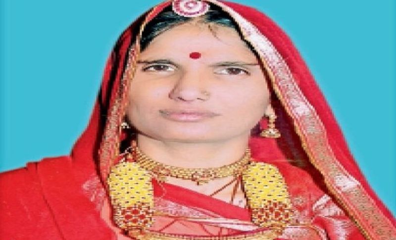 बत दें कि 54 वर्षीय आशा कंवर कोरोना संक्रमण की चपेट में आ गई थी। जिसके चलते उनके फेफड़ों में संक्रमण फैल चुका था। हालांकि इससे वह उबर चुकी थीं। 3 फरवरी को आशा देवी को उनके पति ने सामान्य चेकअप के लिए अस्पताल लेकर आए थे। फेफड़ों में बढ़े संक्रमण के कारण उन्हें एडमिट करा दिया गया। इलाज के दौरान उन्होंने पति विजय सिंह और बेटे के सामने अपनी अंतिम इच्छा को पूरा करने के लिए कहा था।