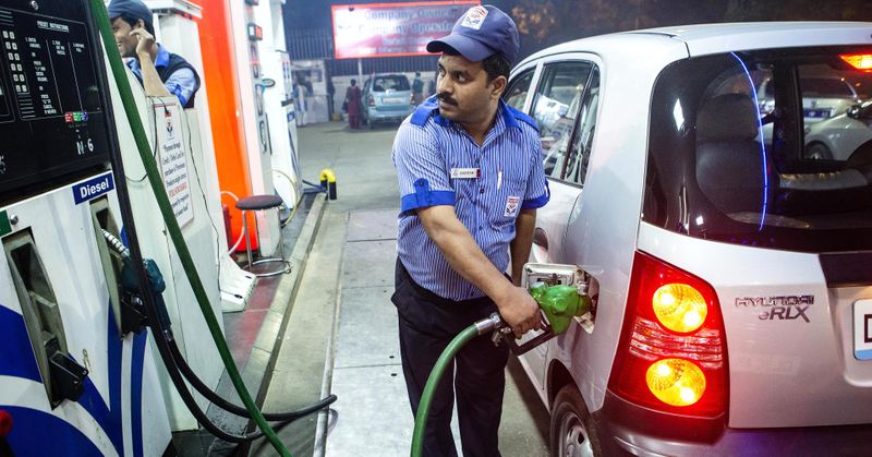 വാഹനവും മെഷീനും തമ്മിലുള്ള അകലംഏകദേശം പൈപ്പിന്റെ നീളം കണക്കാക്കി മിഷീനില് നിന്ന് അകറ്റി വേണം വാഹനം നിര്ത്താന്. പൈപ്പില് ഇന്ധനം അവശേഷിക്കുന്നത് ഒഴിവാക്കാനാണ് ഇങ്ങനെ ചെയ്യേണ്ടത്. പൈപ്പ് വളഞ്ഞാണ് കിടക്കുന്നതെങ്കില് നിങ്ങള് നല്കുന്ന പണത്തിനുള്ള ഇന്ധനം പൂര്ണമായും ടാങ്കില് വീഴില്ല.