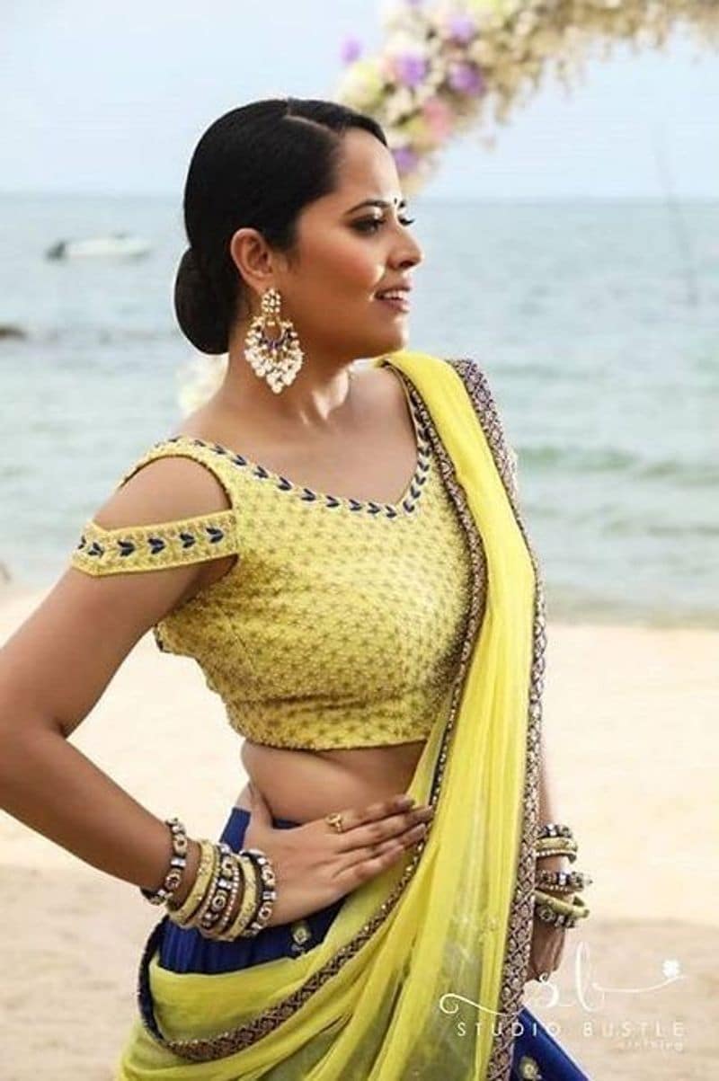 రవితేజతో పాటు ఖిలాడి షూటింగ్ కోసం ఇటలీ వెళ్లిన అనసూయ షెడ్యూల్ ముగియగానే హైదరాబాద్ తిరిగిరానున్నారు.