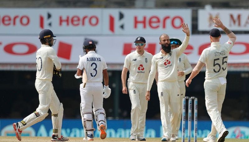 ఇంగ్లాండ్ బౌలర్లలో జాక్ లీచ్ నాలుగు, మొయిన్ ఆలీ నాలుగు వికెట్లు తీయగా... ఓల్లీ స్టోన్కి ఓ వికెట్ దక్కింది.