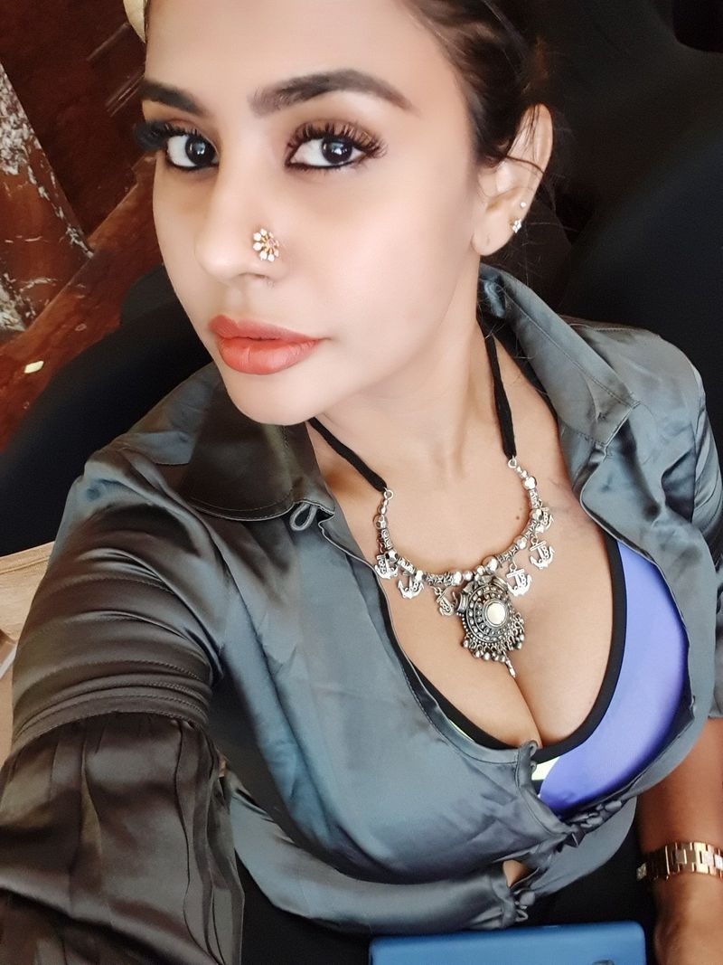 మరోవైపు తాను డైమండ్ అంటూ, ఆకాశం నుంచి ఊడిపడ్డ వజ్రంగా వర్ణించుకుంది. వాలెంటైన్స్ డే విషెస్ చెప్పింది శ్రీరెడ్డి. ప్రస్తుతం ఈ ఫోటోలు సామాజిక మాధ్యమాల్లో వైరల్ అవుతున్నాయి.