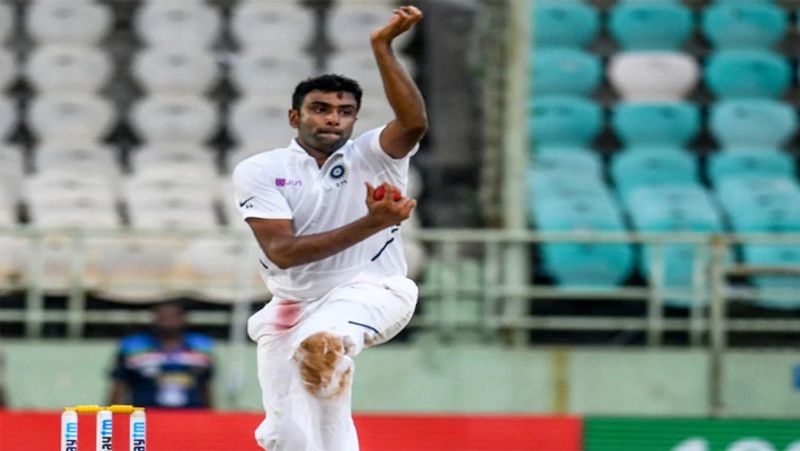 <p>চেন্নাইতে দ্বিতীয় টেস্ট ব্যাট হাতে কেরিয়ারের পঞ্চম শতরান করার পাশাপাশি ম্য়াচে ৮ উইকেট নিয়েছিলেন অশ্বিন। যার ফলে ম্য়াচের সেরাও নির্বাচিত হয়েছিলেন ভারতীয় স্পিনার।<br />
</p>