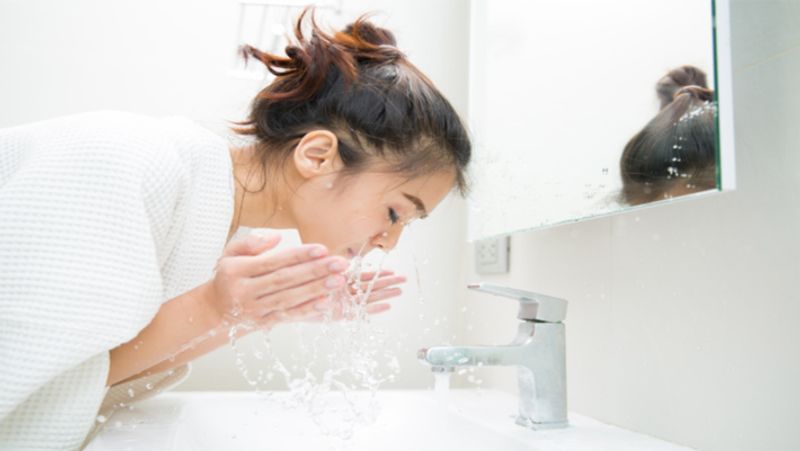 Step 1: The very first step is cleansing. Cleansing is an important part of any skincare regimen. Since we are following a natural routine here, try cleansing with the help of raw milk. Wash your face thoroughly with water, do not use any soap. Once you're done with the face wash, take a cotton ball and soak it into raw milk. Now use this moist cotton ball and swipe it on your face to get rid of all impurities from the skin. It will aid in getting rid of dirt from pores and will leave your skin supple.