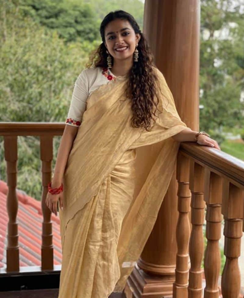 <p>சோசியல் மீடியா குயினாக வலம் வரும் கீர்த்தி சுரேஷ் புகைப்படங்கள் எது வெளியானாலும் அது செம்ம விரலாக மாறிவிடுகிறது.</p>